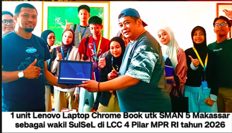 Penyerahan donasi Chromebook untuk pelajar SMAN 5 Makassar