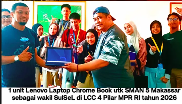 Penyerahan donasi Chromebook untuk pelajar SMAN 5 Makassar
